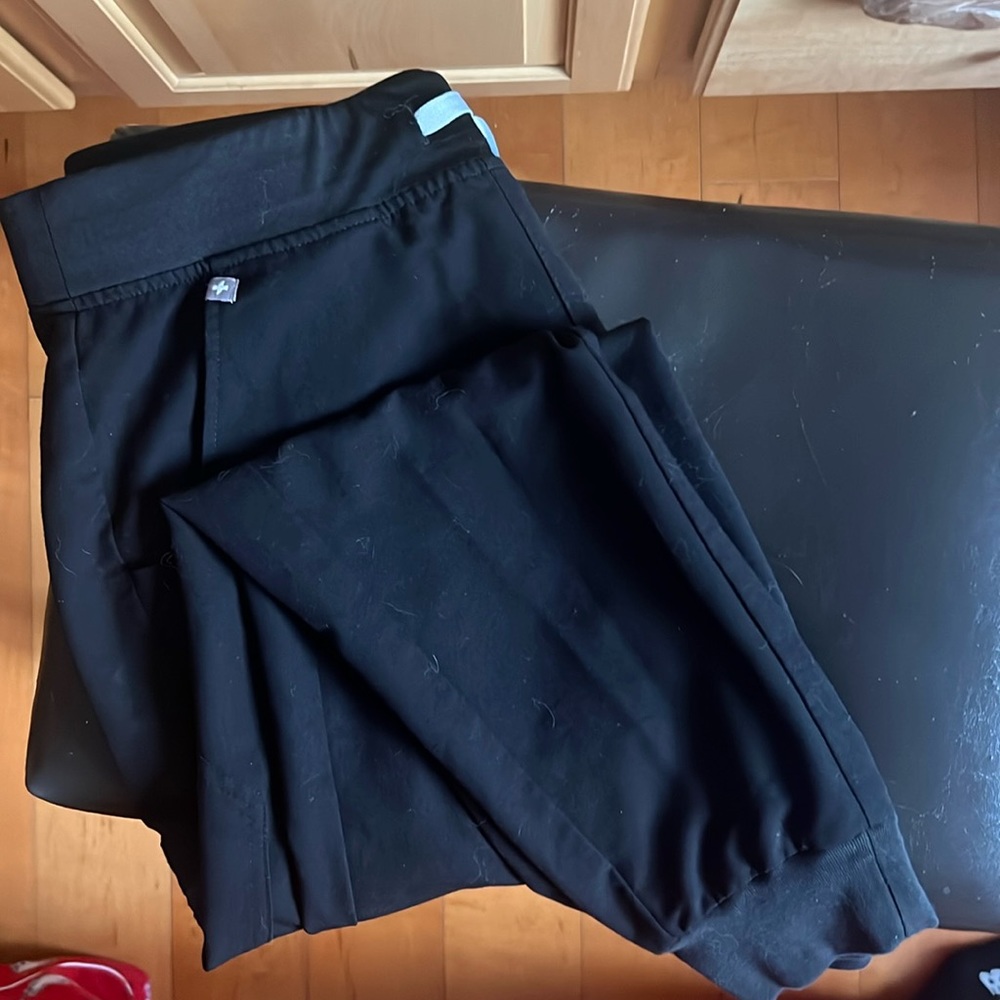 Figs oversized M Rafaela scrub top and M Zamora jogger scrubs